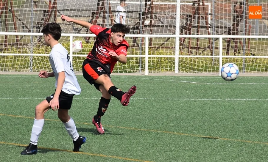 Foto 3 - El Cadete del Ciudad Rodrigo se reencuentra con la victoria en un trabajado encuentro