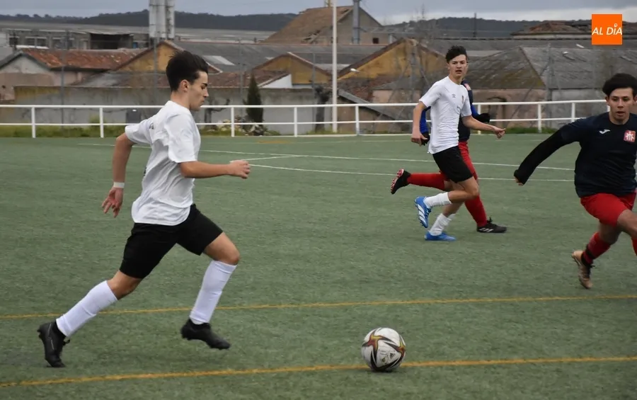 Foto 5 - El Juvenil del Ciudad Rodrigo no tiene ni acierto ni suerte en un partido clave ante Salesianos