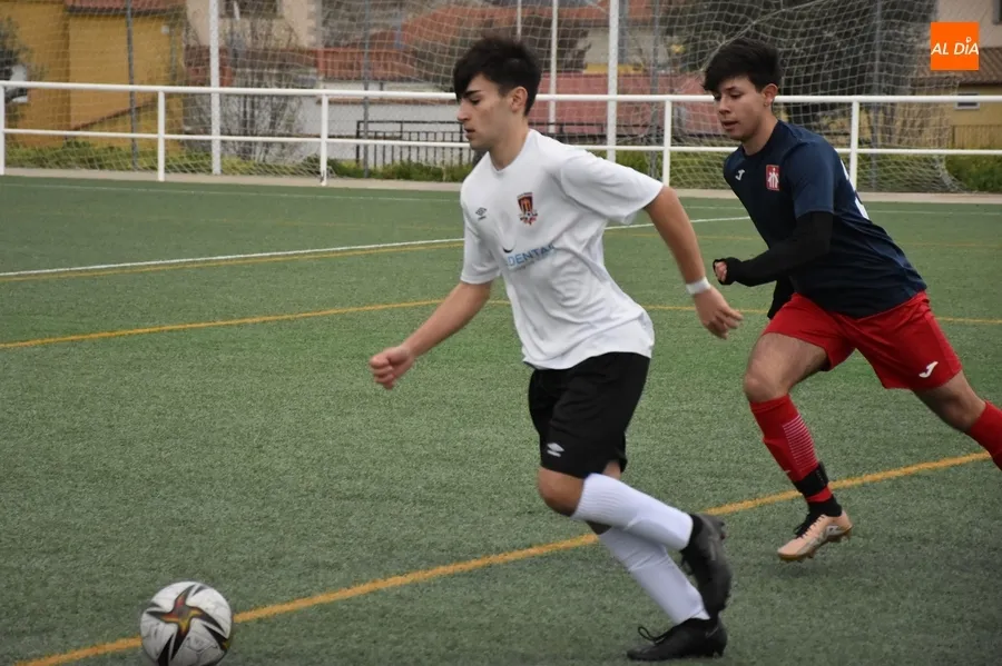 Foto 6 - El Juvenil del Ciudad Rodrigo no tiene ni acierto ni suerte en un partido clave ante Salesianos