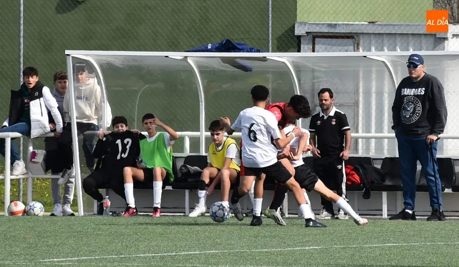 Foto 5 - El Cadete del Ciudad Rodrigo se reencuentra con la victoria en un trabajado encuentro