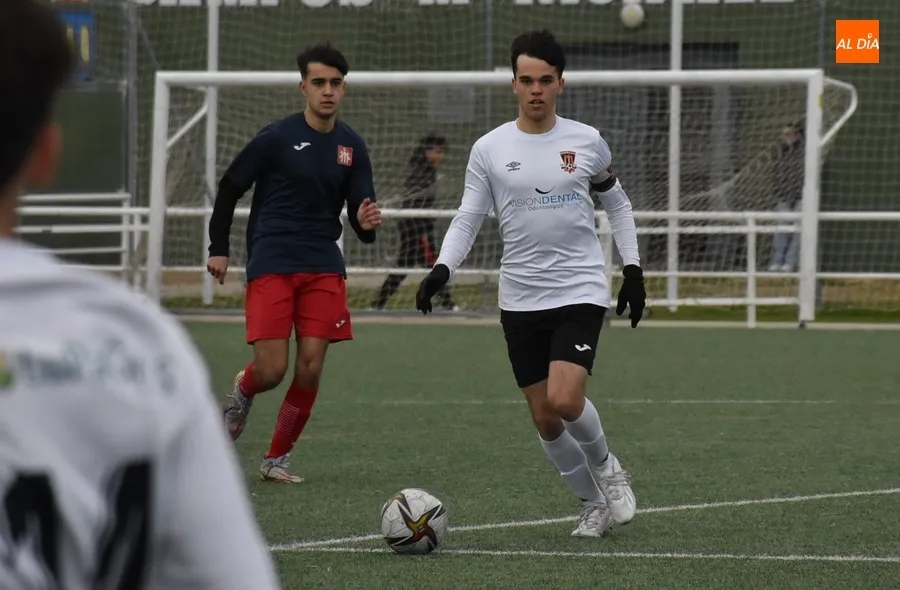Foto 8 - El Juvenil del Ciudad Rodrigo no tiene ni acierto ni suerte en un partido clave ante Salesianos