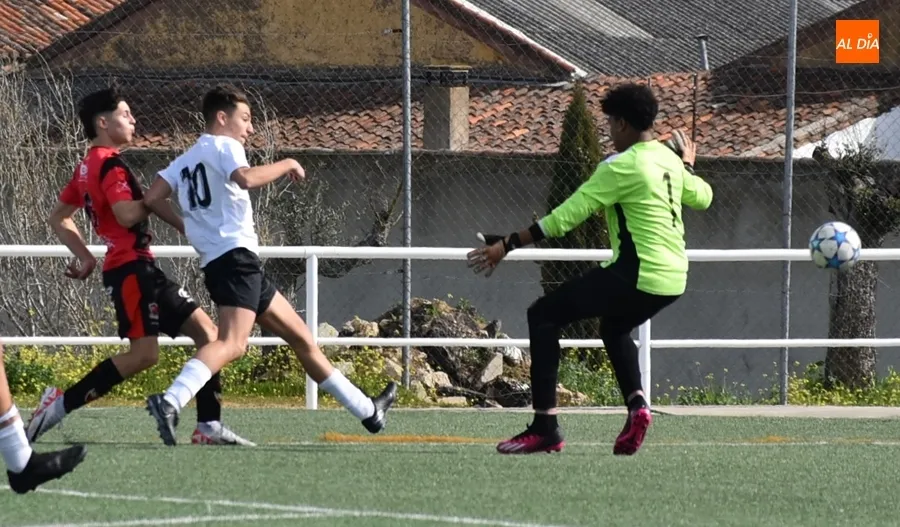 Foto 6 - El Cadete del Ciudad Rodrigo se reencuentra con la victoria en un trabajado encuentro