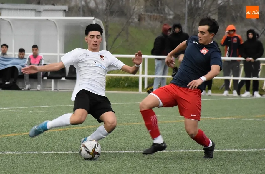 Foto 9 - El Juvenil del Ciudad Rodrigo no tiene ni acierto ni suerte en un partido clave ante Salesianos