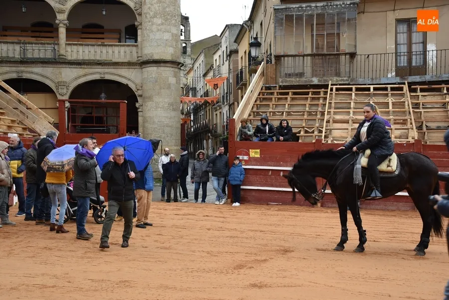Foto 7 - La Alguacililla y Morenita prueban la Plaza coincidiendo con las primeras gotas del Carnaval