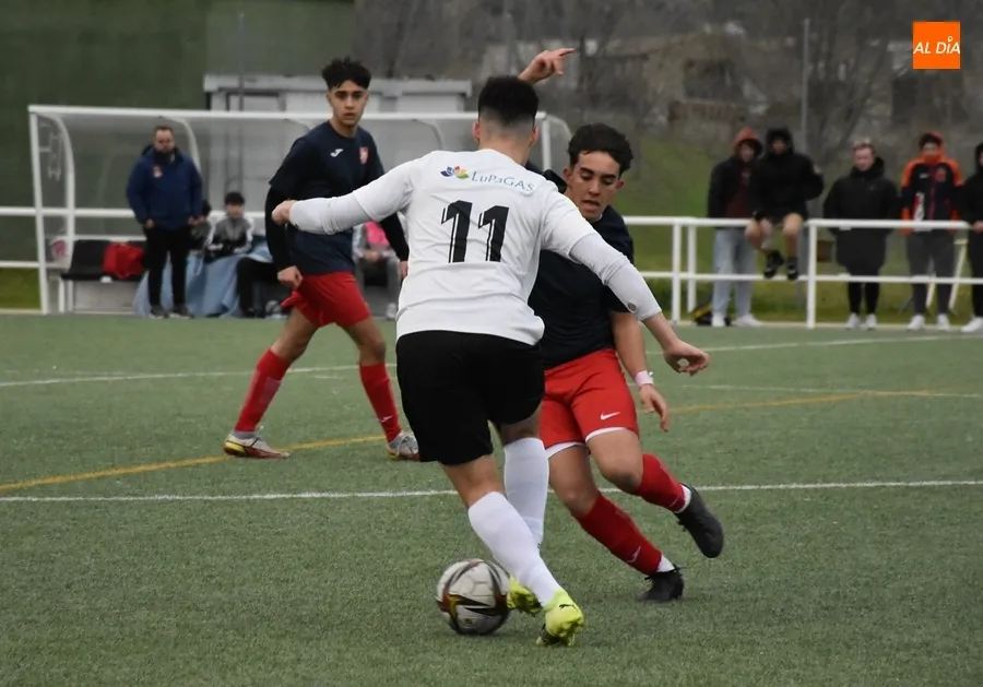 Foto 10 - El Juvenil del Ciudad Rodrigo no tiene ni acierto ni suerte en un partido clave ante Salesianos
