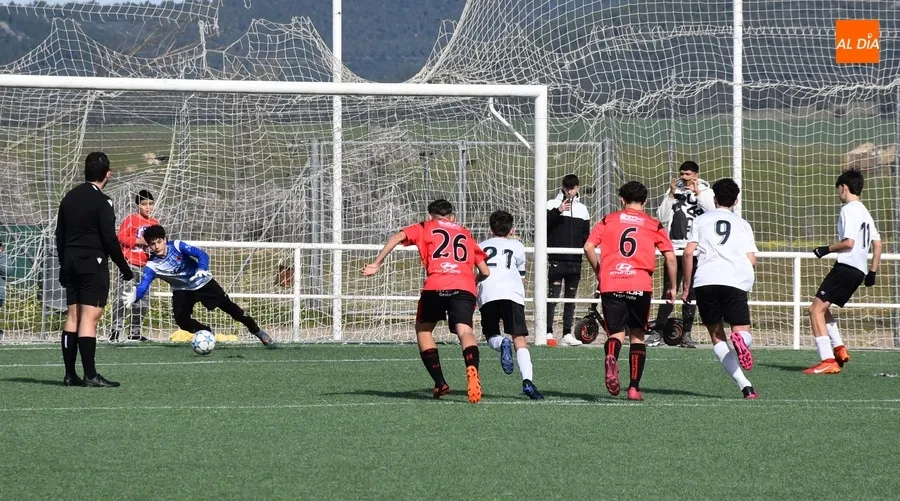 Foto 10 - El Cadete del Ciudad Rodrigo se reencuentra con la victoria en un trabajado encuentro