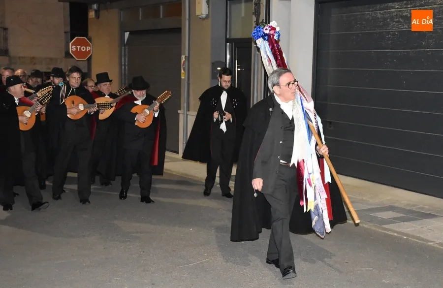 Foto 3 - La Rondalla III Columnas ronda a la Corte de Honor del Carnaval 2024