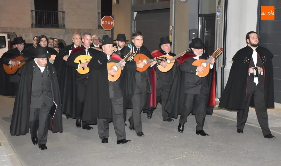 Foto 4 - La Rondalla III Columnas ronda a la Corte de Honor del Carnaval 2024