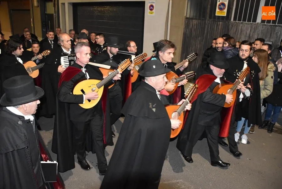 Foto 6 - La Rondalla III Columnas ronda a la Corte de Honor del Carnaval 2024