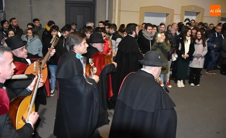Foto 7 - La Rondalla III Columnas ronda a la Corte de Honor del Carnaval 2024