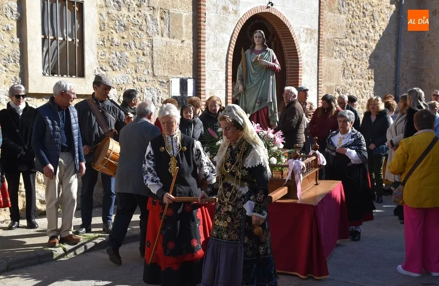 Foto 2 - Santa &Aacute;gueda estrena recorrido y forma de procesionar en su salida por el Arrabal del Puente