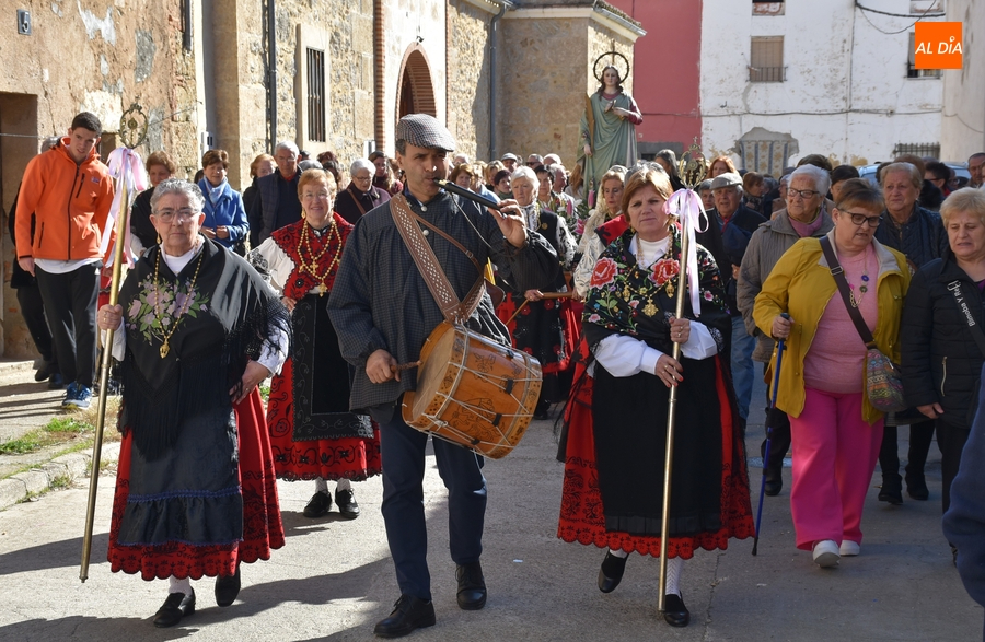 Foto 3 - Santa Águeda estrena recorrido y forma de procesionar en su salida por el Arrabal del Puente