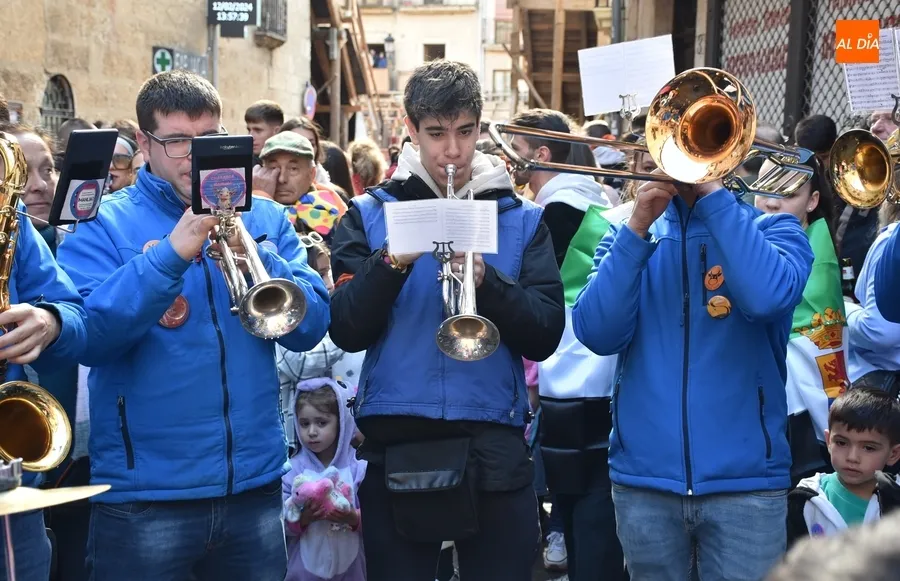 Foto 7 - La aparici&oacute;n del sol &lsquo;reinicia&rsquo; el Carnaval en la calle