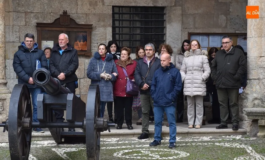 Foto 6 - Ciudad Rodrigo guarda un minuto de silencio por las v&iacute;ctimas del incendio de Valencia