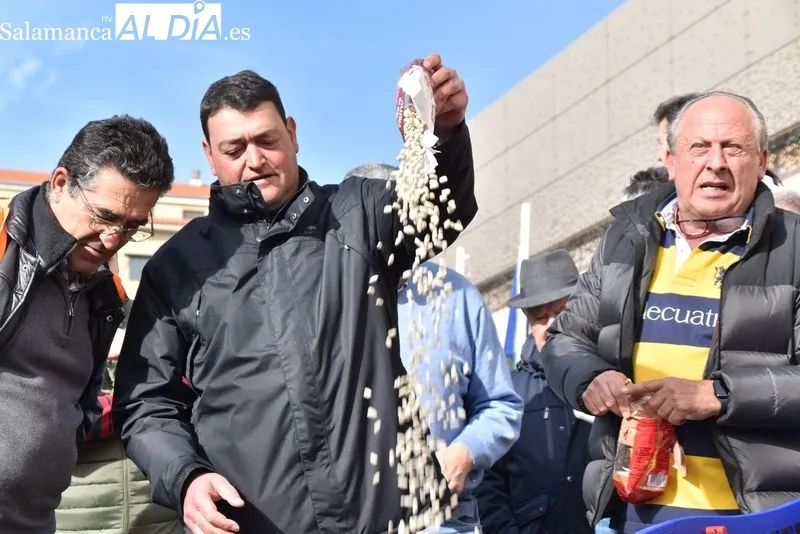 Los tractores vuelven a Salamanca para tomar la zona de Carrefour | FOTOS: Vanesa Martins 