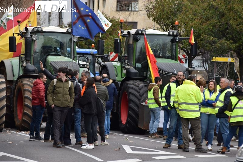 Agricultores y ganaderos en el centro de Salamanca en la protesta de ayer. Foto: Vanesa Martins.