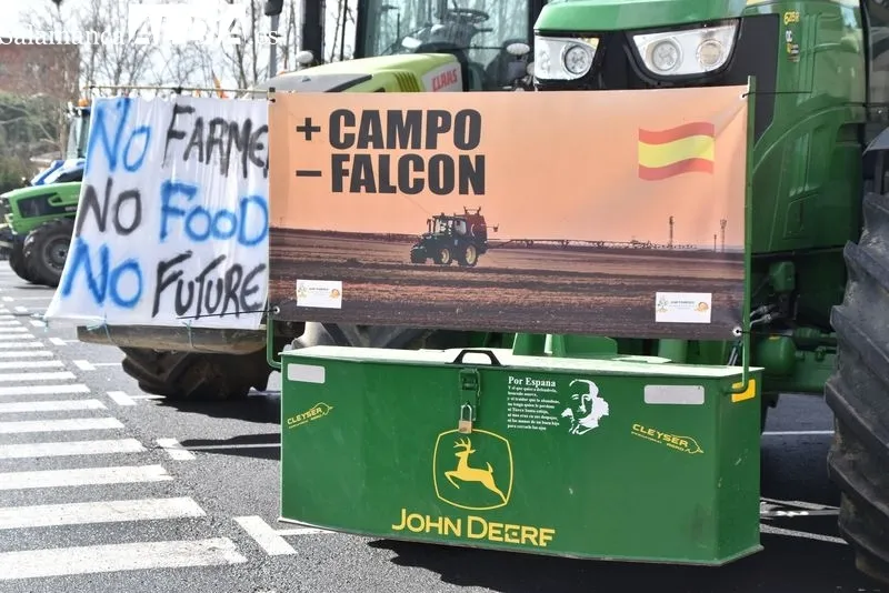 Los tractores vuelven a Salamanca para tomar la zona de Carrefour | FOTOS: Vanesa Martins 