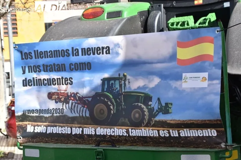 Los tractores vuelven a Salamanca para tomar la zona de Carrefour | FOTOS: Vanesa Martins 