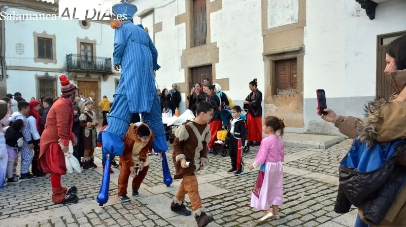 Niños y padres participaron en el desfile animado por 'El Niño Lápiz'