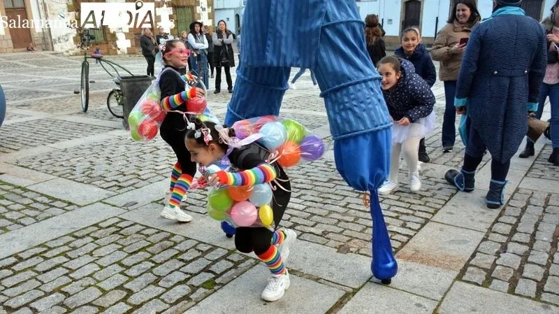 Niños y padres participaron en el desfile animado por 'El Niño Lápiz'