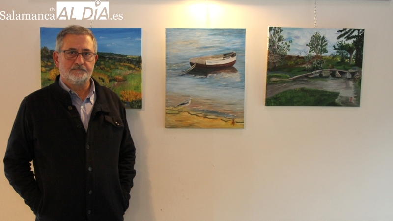 José Manuel Guarido con algunos de sus cuadros en una de sus exposiciones en Vitigudino / CORRAL