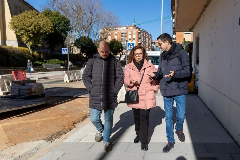 Los socialistas José Luis Mateos y Chema Collados visitan la Carretera de Ledesma junto a la presidenta de la Asociación de Vecinos, Isidora Herreros