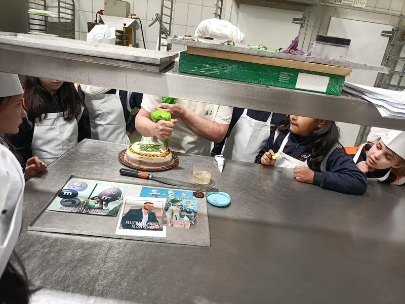 Visita del Colegio Antonio Machado al obrador de Confiterías Gil.