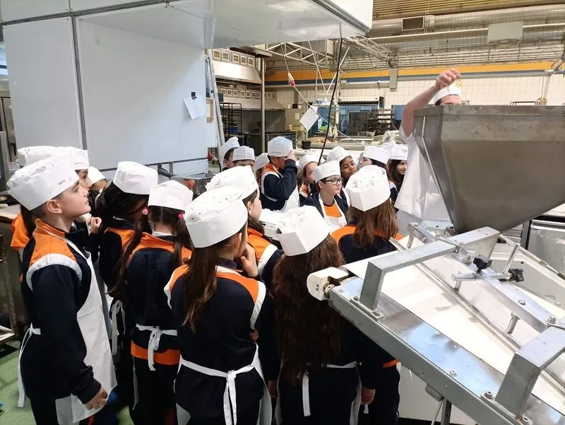 Visita del Colegio Antonio Machado al obrador de Confiterías Gil.