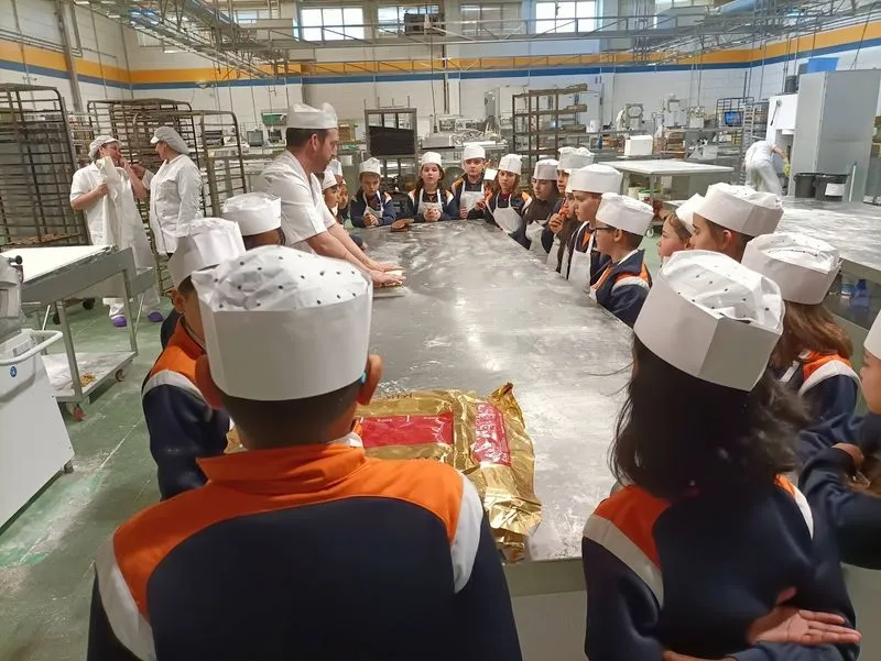 Visita del Colegio Antonio Machado al obrador de Confiterías Gil.