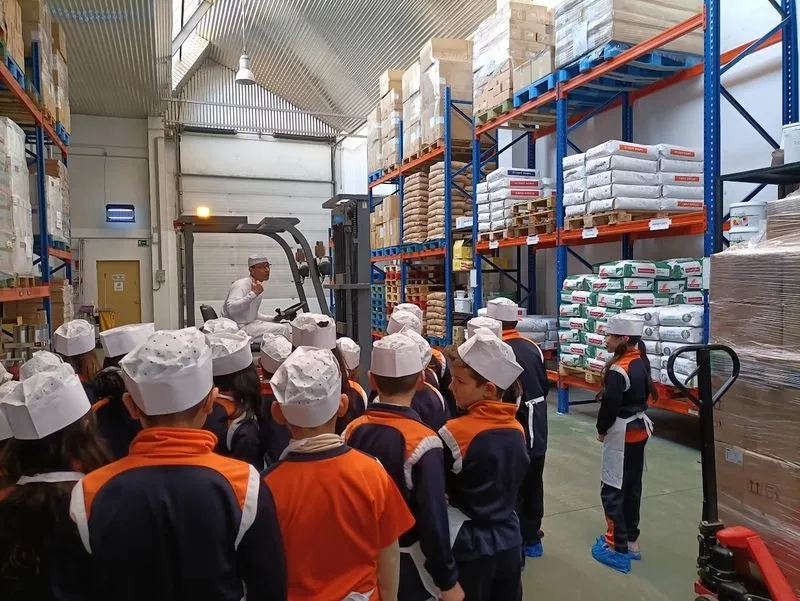 Visita del Colegio Antonio Machado al obrador de Confiterías Gil.