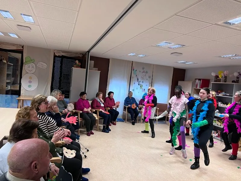 El grupo de chirigotas visita a los mayores de Guijuelo.