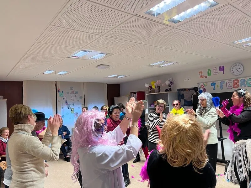 El grupo de chirigotas visita a los mayores de Guijuelo.