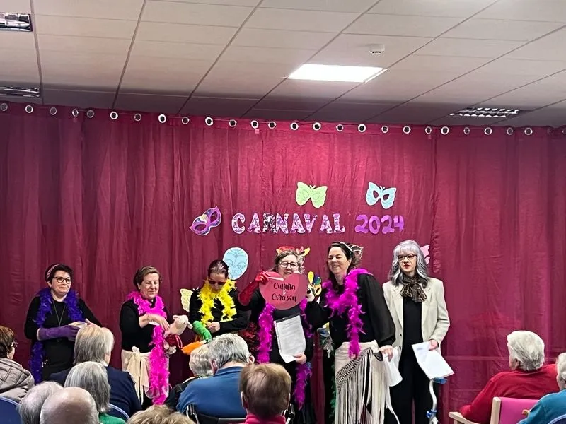 El grupo de chirigotas visita a los mayores de Guijuelo.