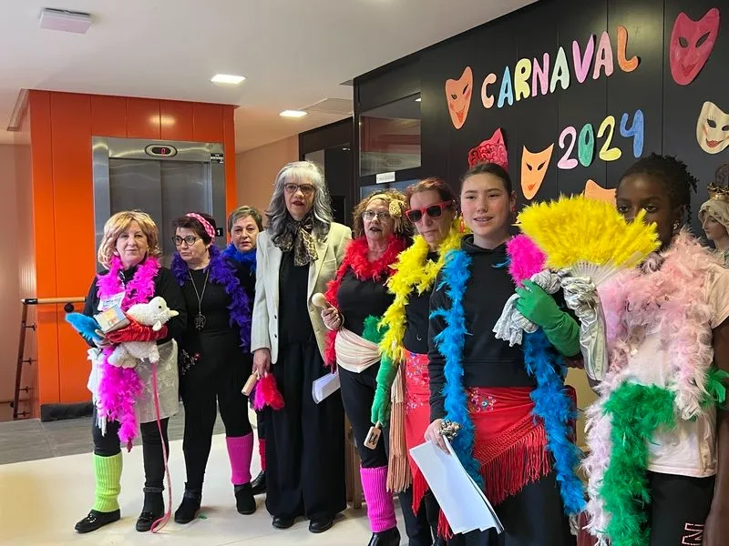El grupo de chirigotas visita a los mayores de Guijuelo.