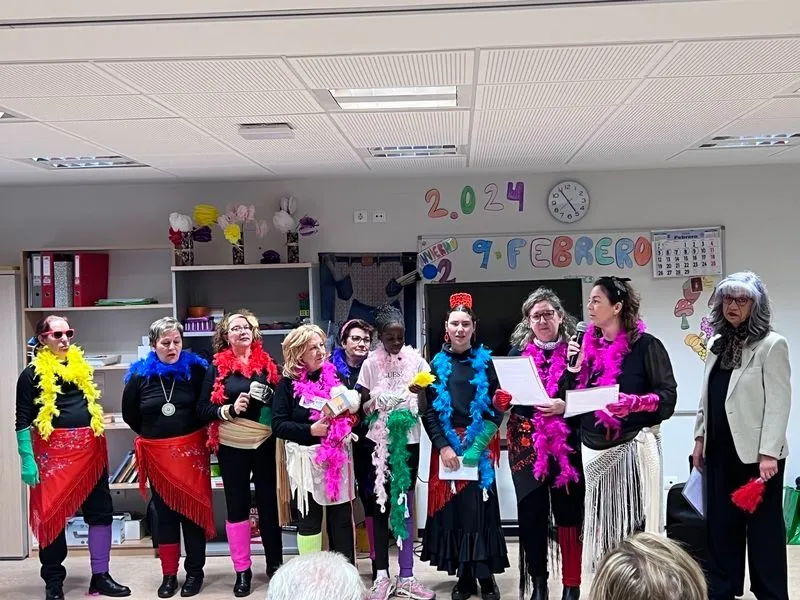 El grupo de chirigotas visita a los mayores de Guijuelo.