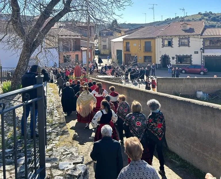 Foto 2 - San Blas recorre con gran solemnidad las calles de Serradilla del Arroyo