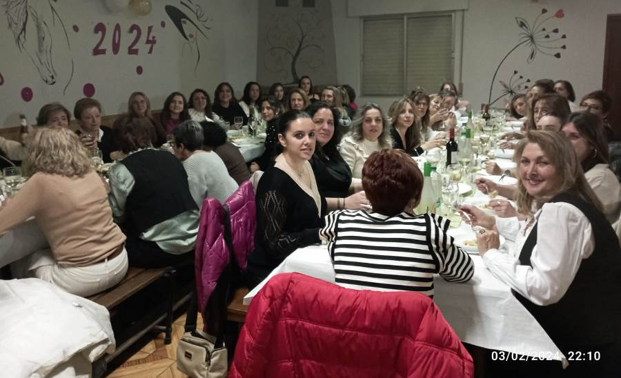 Foto 6 - Un total de 44 mujeres festejan juntas las Águedas en Robleda