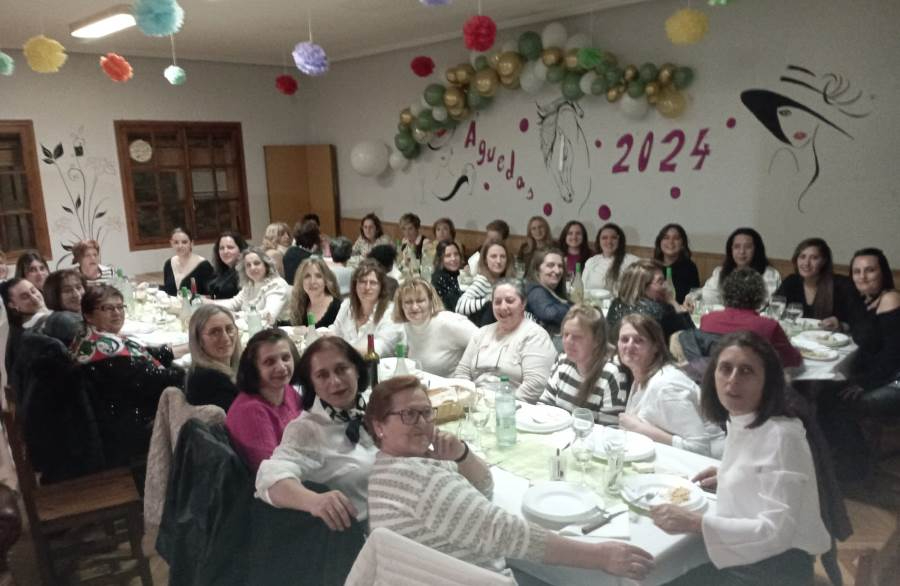 Foto 4 - Un total de 44 mujeres festejan juntas las Águedas en Robleda
