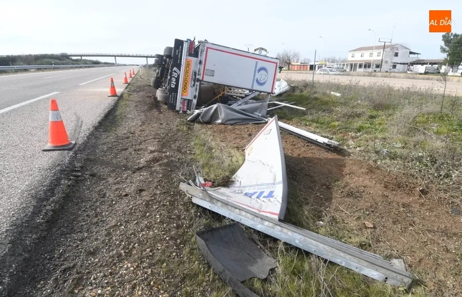 Foto 9 - Herido un camionero de 59 a&ntilde;os al volcar en la A-62 a la altura de La Ponderosa