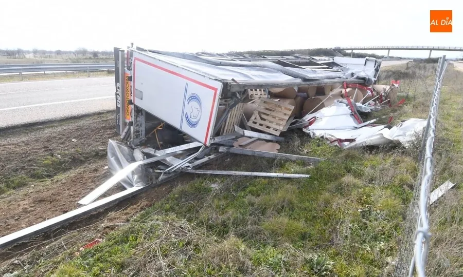 Foto 8 - Herido un camionero de 59 a&ntilde;os al volcar en la A-62 a la altura de La Ponderosa