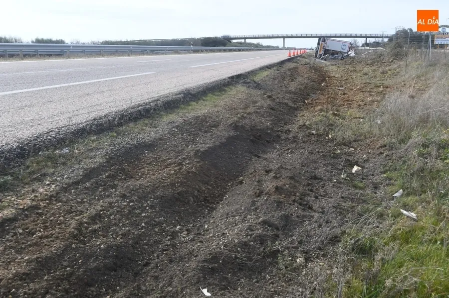 Foto 7 - Herido un camionero de 59 a&ntilde;os al volcar en la A-62 a la altura de La Ponderosa