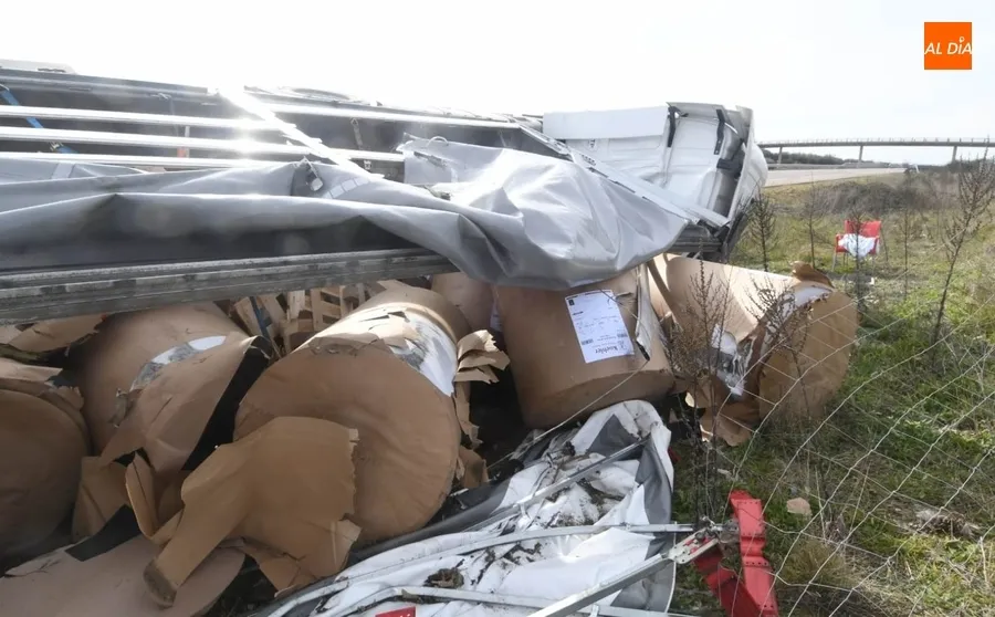 Foto 6 - Herido un camionero de 59 a&ntilde;os al volcar en la A-62 a la altura de La Ponderosa
