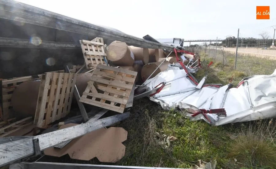 Foto 5 - Herido un camionero de 59 a&ntilde;os al volcar en la A-62 a la altura de La Ponderosa