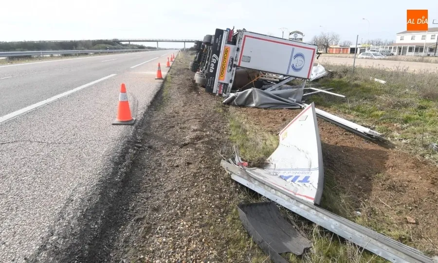 Foto 4 - Herido un camionero de 59 a&ntilde;os al volcar en la A-62 a la altura de La Ponderosa