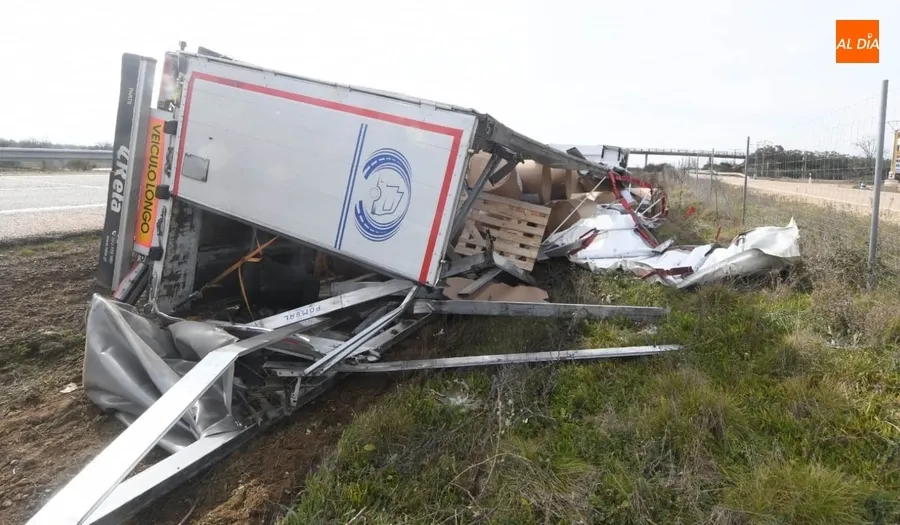 Foto 3 - Herido un camionero de 59 a&ntilde;os al volcar en la A-62 a la altura de La Ponderosa