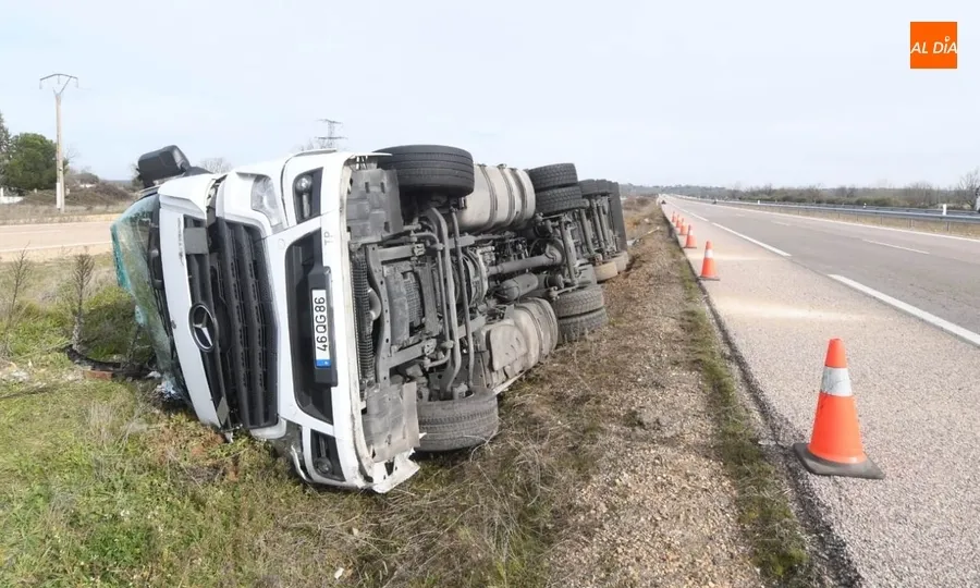Foto 2 - Herido un camionero de 59 a&ntilde;os al volcar en la A-62 a la altura de La Ponderosa