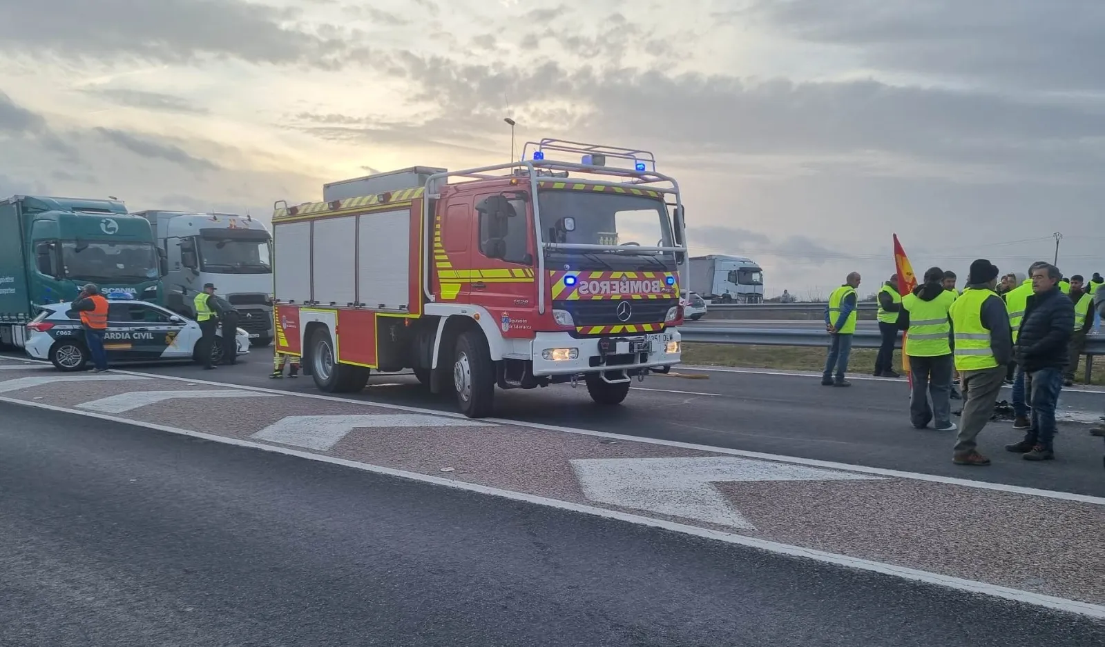 Foto 4 - Cortadas unas dos horas la A-62 y la N-620 en la zona de la 1&ordf; entrada a Ciudad Rodrigo