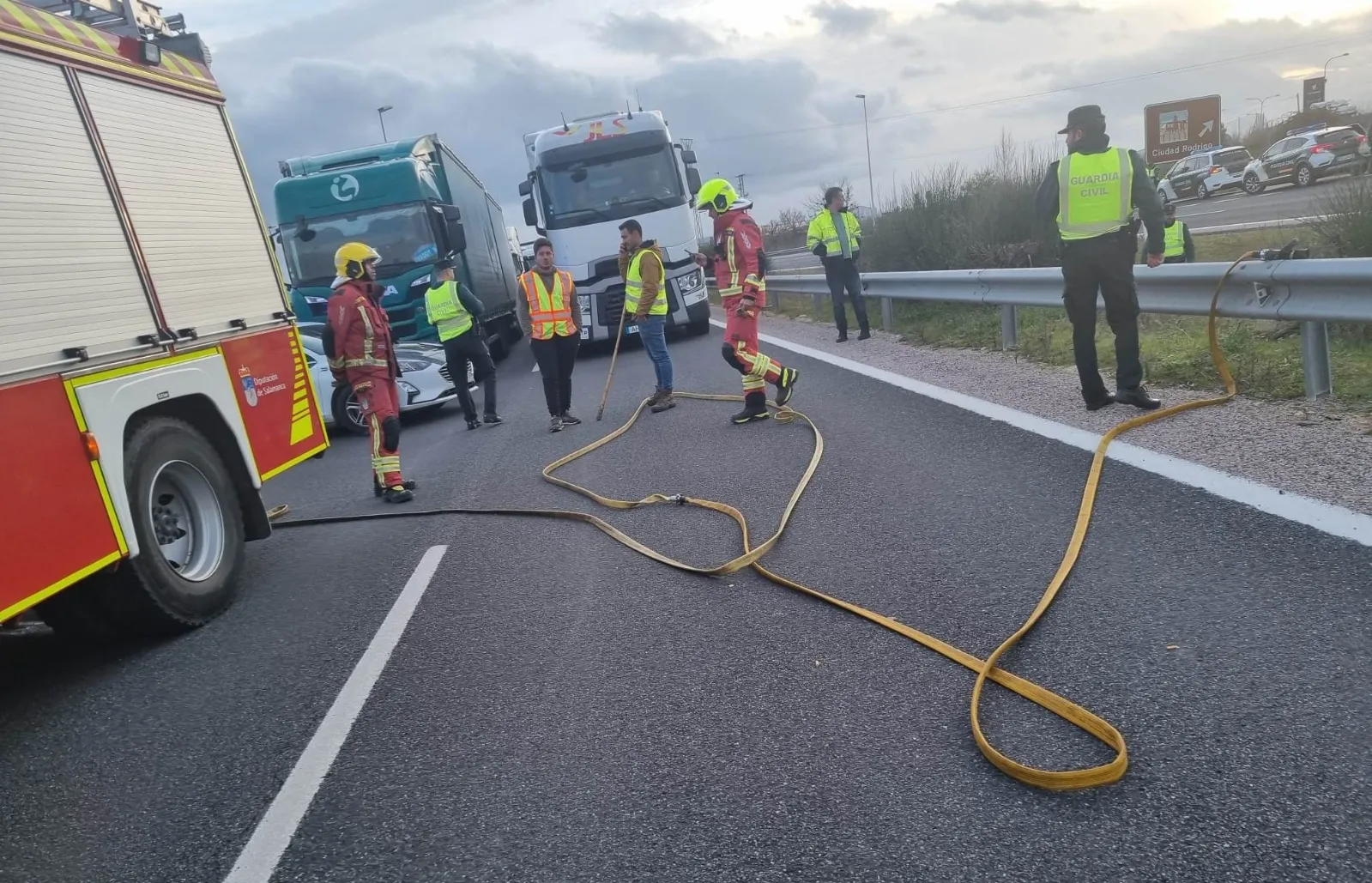 Foto 6 - Cortadas unas dos horas la A-62 y la N-620 en la zona de la 1&ordf; entrada a Ciudad Rodrigo