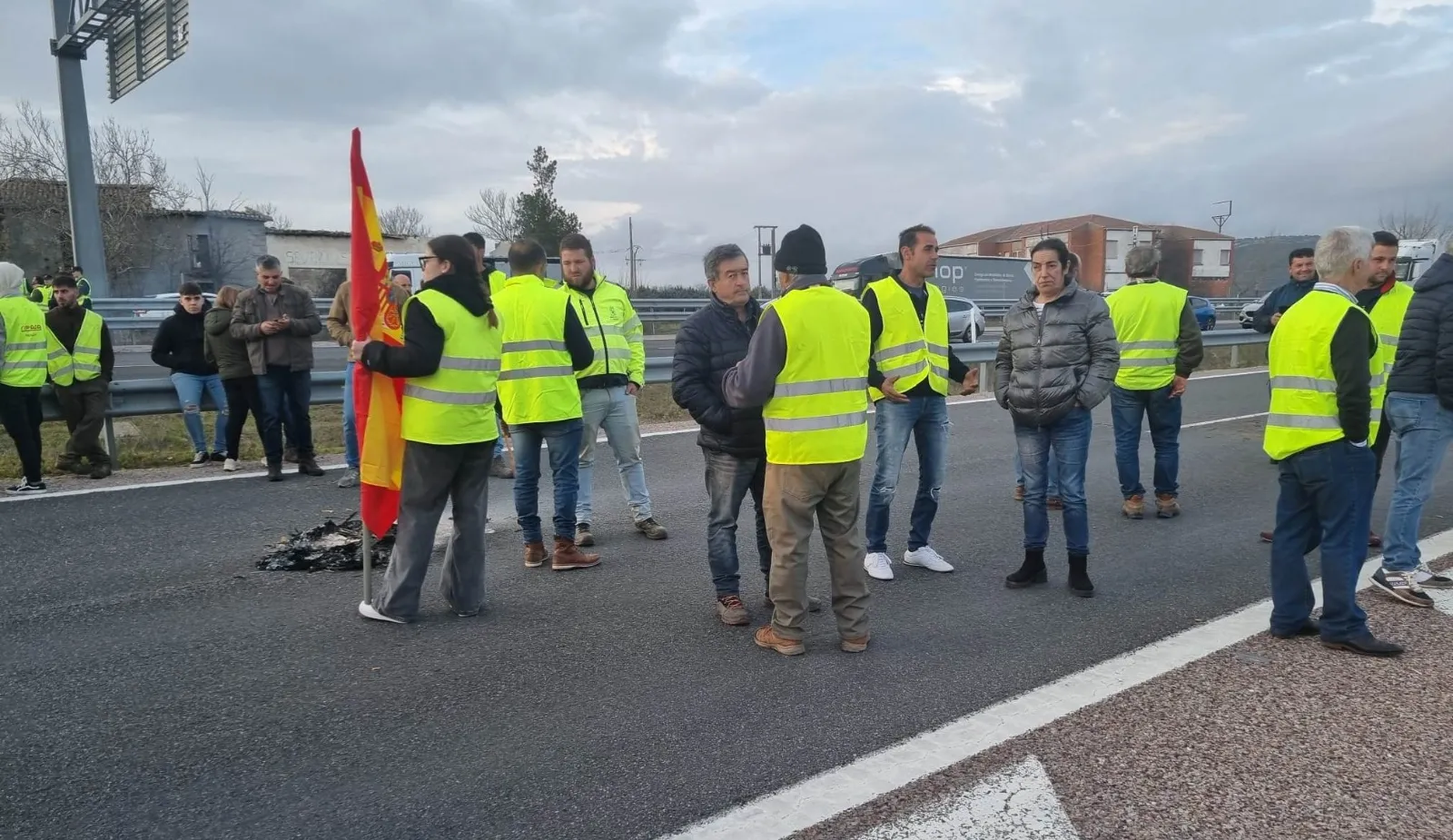 Foto 7 - Cortadas unas dos horas la A-62 y la N-620 en la zona de la 1&ordf; entrada a Ciudad Rodrigo