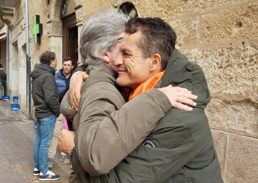 Foto 4 - Jer&oacute;nimo Sandoval fue obsequiado con el libro sobre Conrado de &Aacute;ngel S&aacute;nchez Peinado